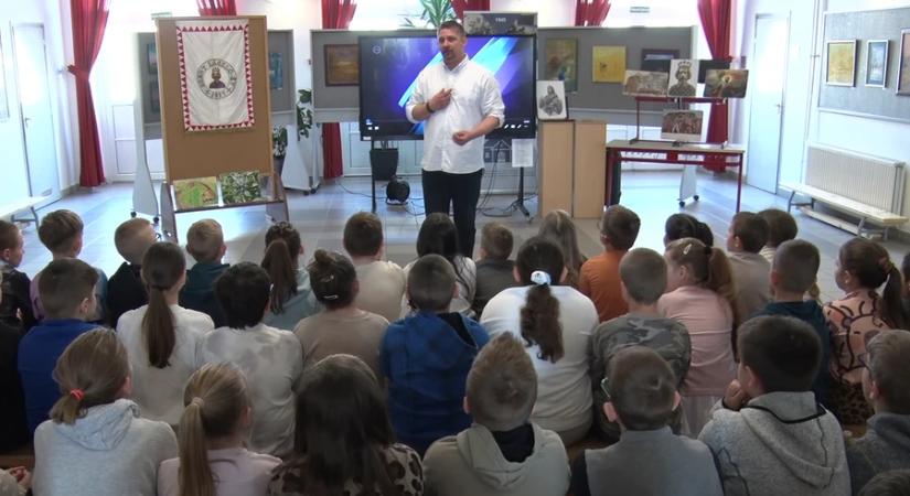 Tóth Péter Lóránt versvándor a magyar költészetet népszerűsíti