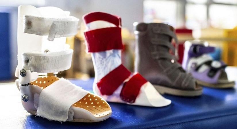 Sokmilliárdos kárt okozott az ortopédcipő-maffia: rengeteg gyanúsított, költségvetési csalás, több száz vesztegetési ügy a vádiratban