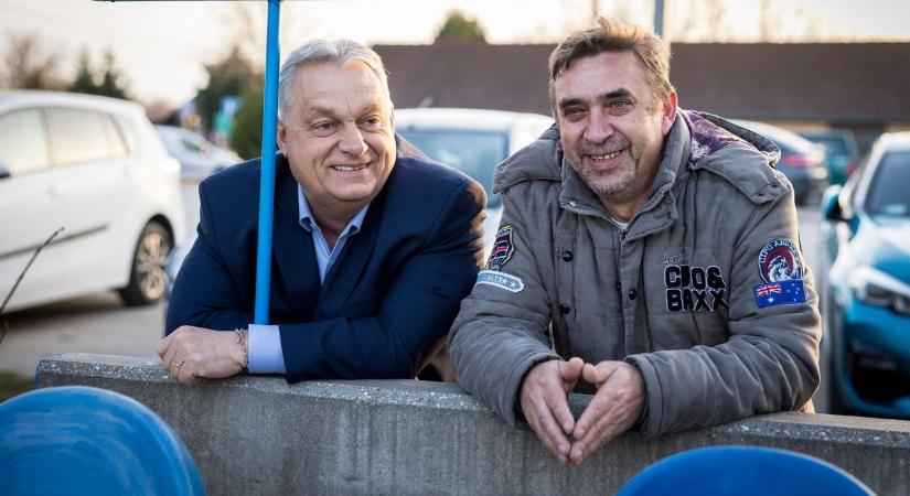 Orbán Viktor meglepte a kulcsiakat – beszélgetett, meccset nézett a helyiekkel (galériával)