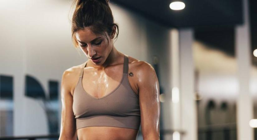 Minden férfi ledöbbent, amikor meglátták, mit csinál a nő az edzőteremben: sokan nem lennének erre képesek