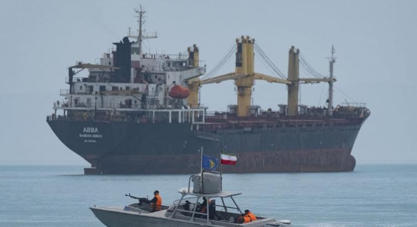 „Vizünk nincs, élelmet néhány napja kaptunk utoljára” – vészesen fogynak a Perzsa-öbölben rekedt hajók készletei