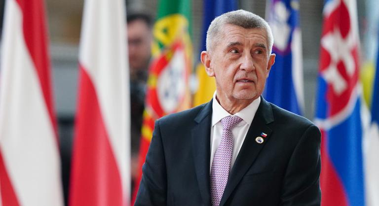 Andrej Babis Budapestre tartva a levegőben fordult vissza, miután kigyulladt egy izraeli fegyvergyár Csehországban