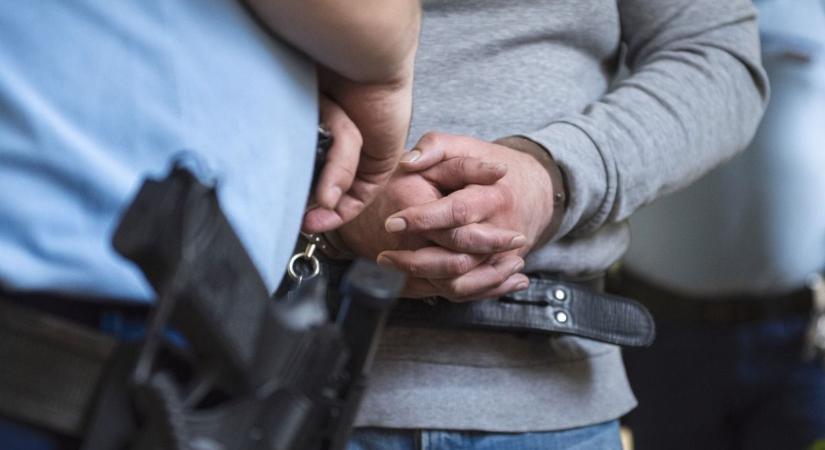 Döbbenet! Ezért támadt csákánnyal a rendőrökre egy nyírségi férfi!