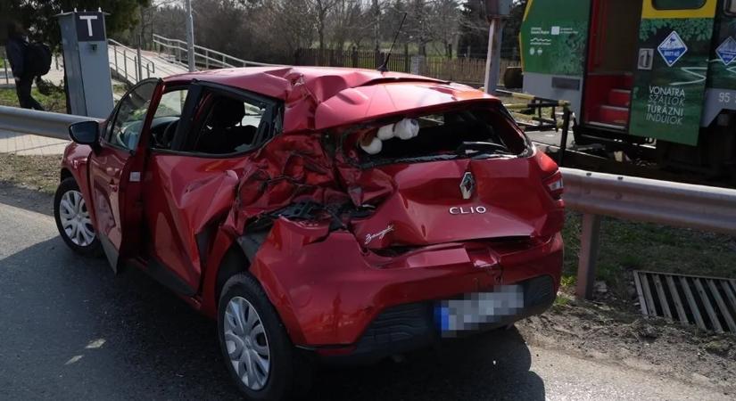 Autó csapódott vonatnak a vasúti átjáróban Vas vármegyében – fotókkal