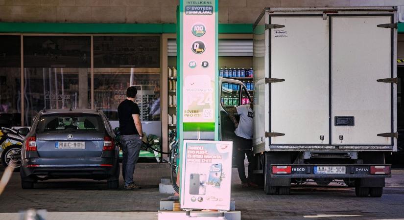 Védett üzemanyagárak: amire Orbán Viktornak elég volt egy nap, arra Merznek és Stockernek egy hét sem – így hagyják cserben a saját állampolgáraikat a németek és az osztrákok