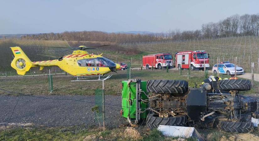 Tragédia: felborult traktor alá szorult a sofőr, mentőhelikopter is érkezett (FOTÓK)