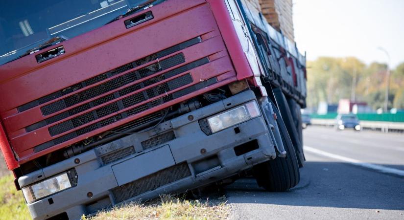 Keresztben áll a kamion – durva karambol történt a 6-os úton