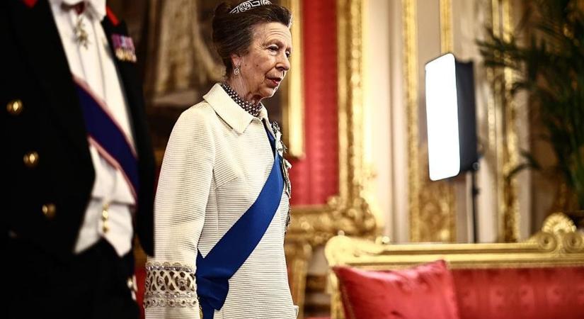 Anna hercegnő egy olyan kabátban tűnt fel, amelyet 57 éve viselt először