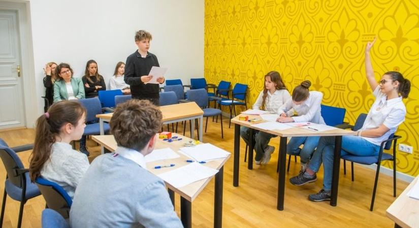 Komoly témák, éles érvek: fiatalok brillíroztak a vitaversenyen (galéria)