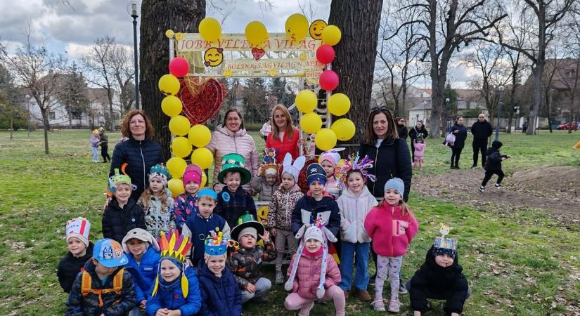 Színes kalapok, mosoly és nevetés – így ünnepelték a boldogság világnapját az ovisok