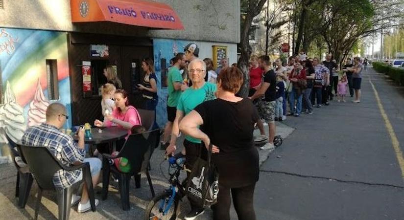 Ez már a nyár előszele, kinyitott a híres győri fagyizó