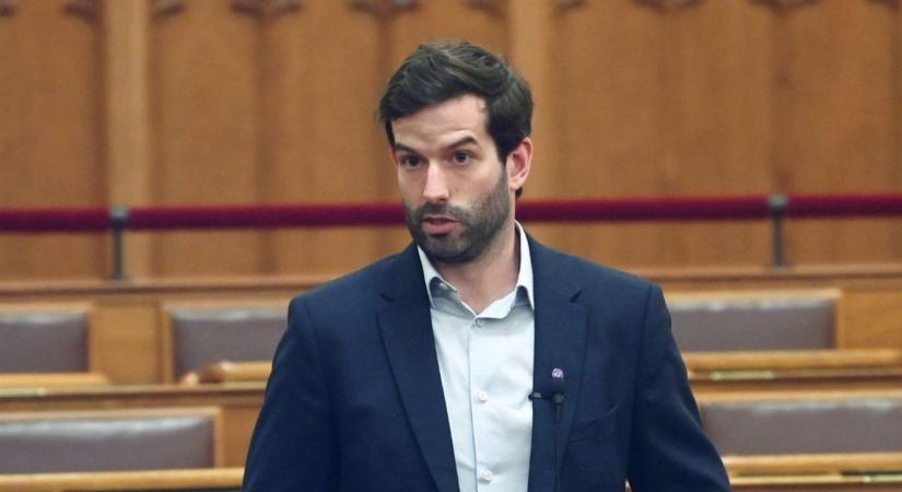 Fekete-Győr András rögtön nemzetmentő hőstettnek állítja be a számító szarháziságot