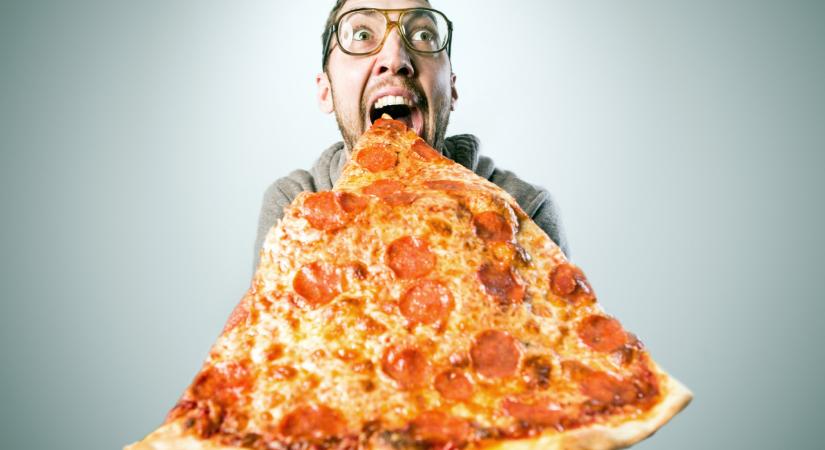 Brutál kihívással rukkolt elő a vidéki vendéglátós: eddig senki sem tudta legyűrni az ország legnagyobb pizzáját