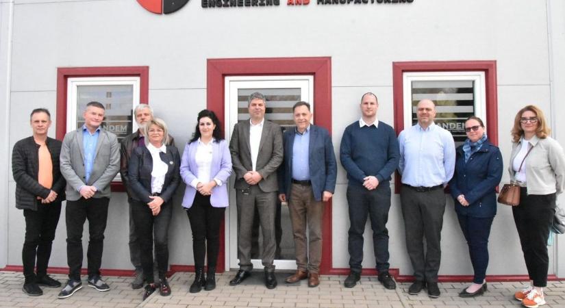 Kihívások és lehetőségek: komoly fejlesztési tervekről egyeztetett a jászsági politikus a gyárlátogatáson