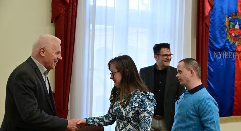 Megható pillanatok a nyíregyházi városházán: Down-szindrómás fiatalok mondták el, mire képesek