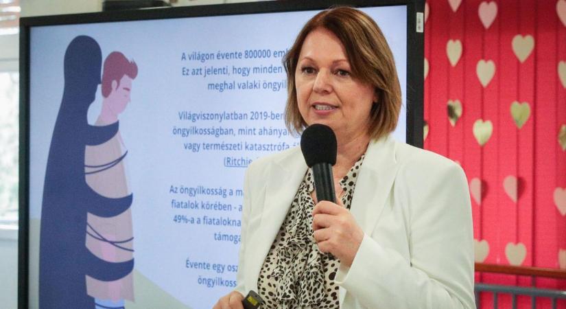 Boldogságnap apró örömökkel és Bagdi Bellával a vépi Hatos-iskolában