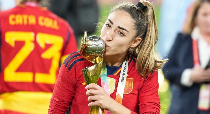 A FIFA előírja, hogy minden női csapatnak női edzője legyen