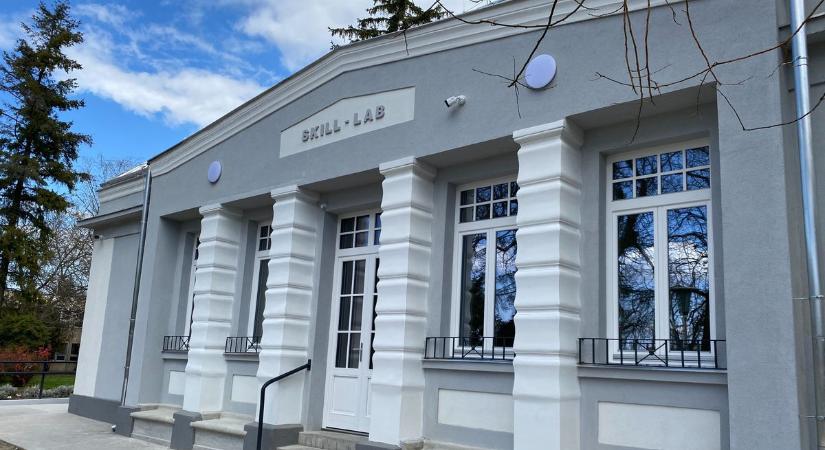 Új lehetőségek a gyakorlati képzésben: megszépült a Bajai Szent Rókus Kórház régi épülete – fotók