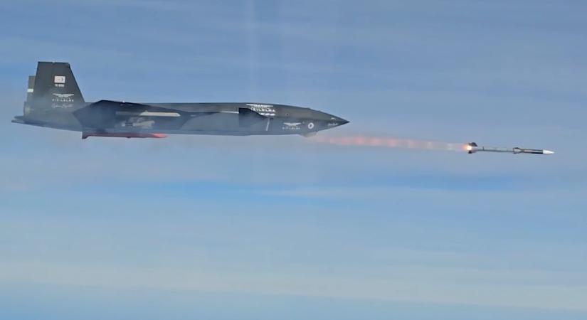 Csendben beelőzte a világot a török haderő - pilóta nélküli vadászgépük levegő-levegő rakétát lőtt ki, és talált