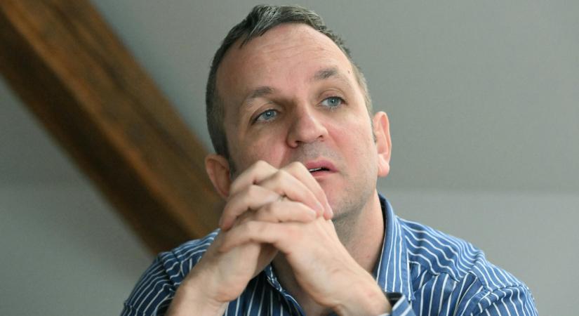 „Több mint húsz éve bírom” – mi viszi előre Karsai Dániel segítőjét, a kölcseys tanárok védőjét?