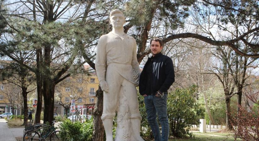 Így szépült meg a mozi előtti téren lévő szobor – nem mindennapi történet