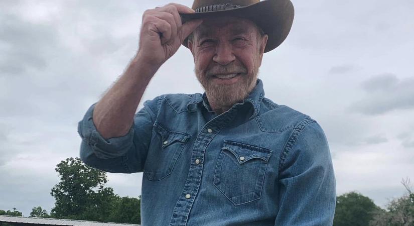 Meghalt Chuck Norris, a legyőzhetetlenség szinonimája