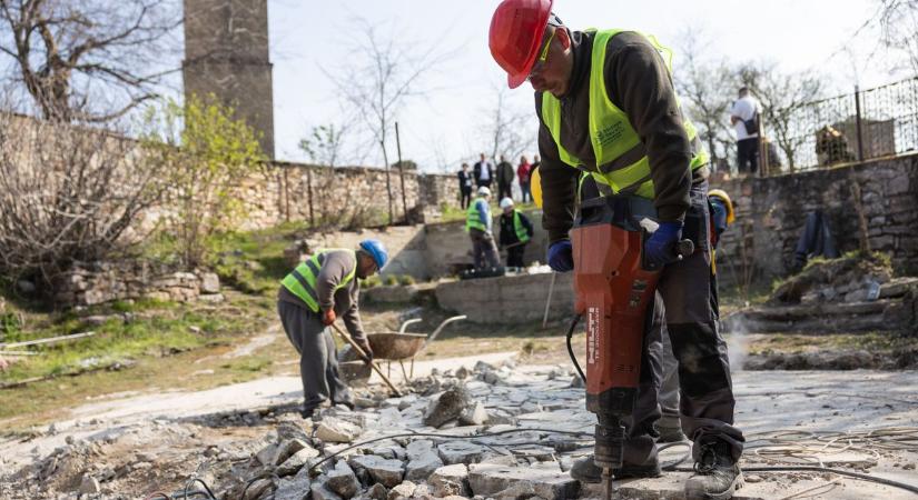 Új közösségi tér épül: elindult a közel 100 milliós fejlesztést fotók, videó