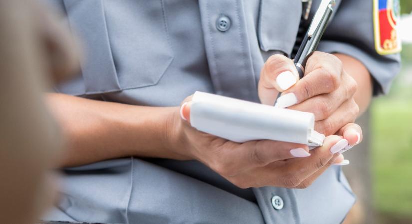 A gyalogos telefonált, a mellette lévő autóst büntették érte