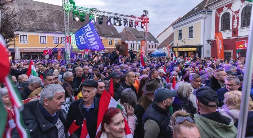 Tömeg, amíg a szem ellát: Így várják Szentendrén Orbán Viktort