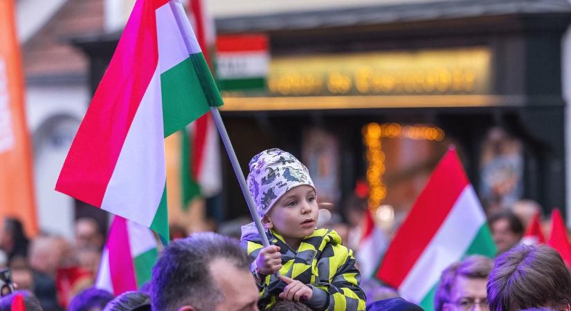 Mozdulni sem lehet Szentendrén: teljesen megtelt a tér! - Fotó