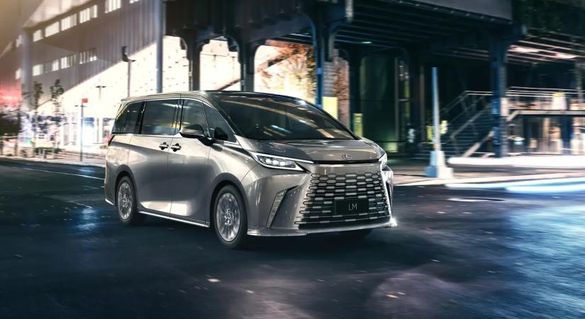Frissült a Lexus buszlimuzinja, íme a legfontosabb újdonságok!