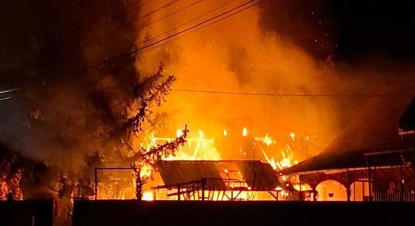 A lángoló garázsból mentette ki autóját, döbbenetes látványról beszél a mentőcsoport