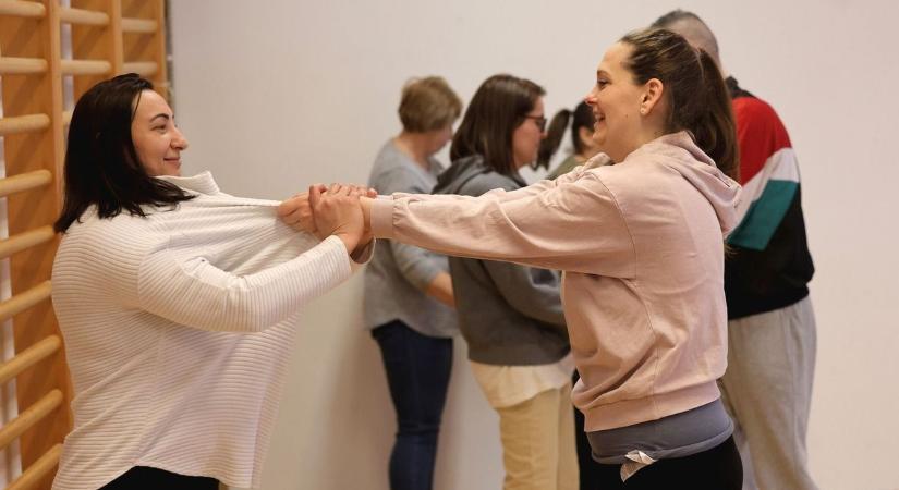 Tabut törnek, avagy „egymás-védelmi” képzést indít a Szimbiózis