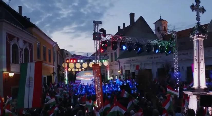 Országjárás: együtt dobbant a szív, együtt énekelt a tömeg Gudics Mátéval Szentendrén