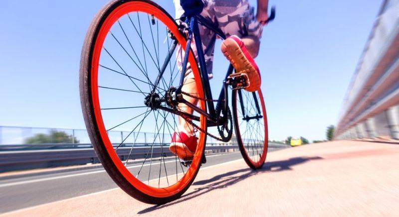 Bizarr megoldás: bevezetik a kerékpáros vasútpótló szolgáltatást