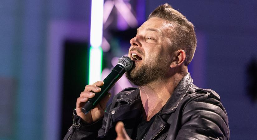 Együtt énekelt a tömeg Gudics Mátéval Szentendrén