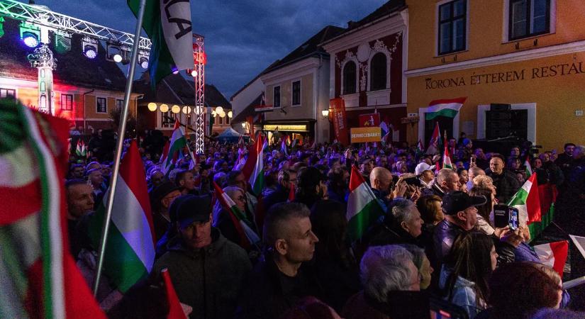 „Nem lehet beférni Szentendrén a főtérre, annyian kíváncsiak Orbán Viktorra” – brutális fotó kering a neten Orbán Viktor országjárásáról