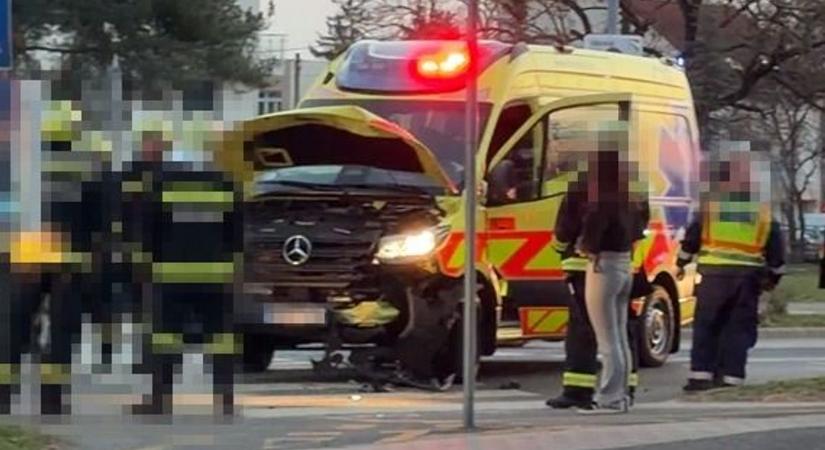 Mentőautó szenvedett balesetet Szombathelyen