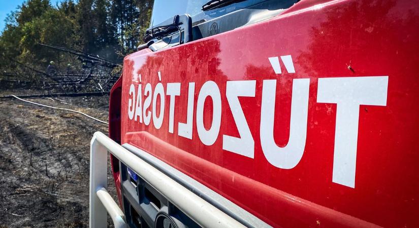 Súlyos motorosbaleset a megyehatárhoz közel, a karambolban érintett autó ki is gyulladt