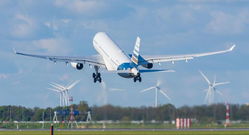 Káosz készül a repülőtereken, borul a menetrend: nincs elég kerozin, tömegével törlik a járatokat Európában is – senki se tudja, milyen útvonalak maradnak meg