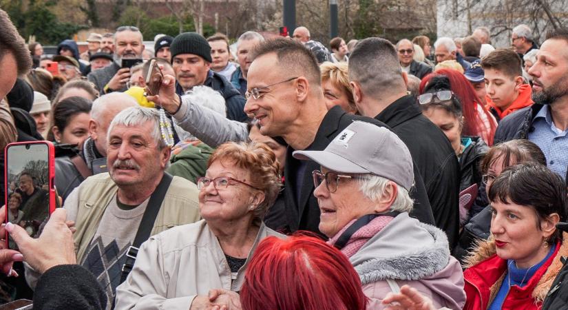 Szijjártó többet szelfizett mint beszélt a rákospalotai utcafórumon