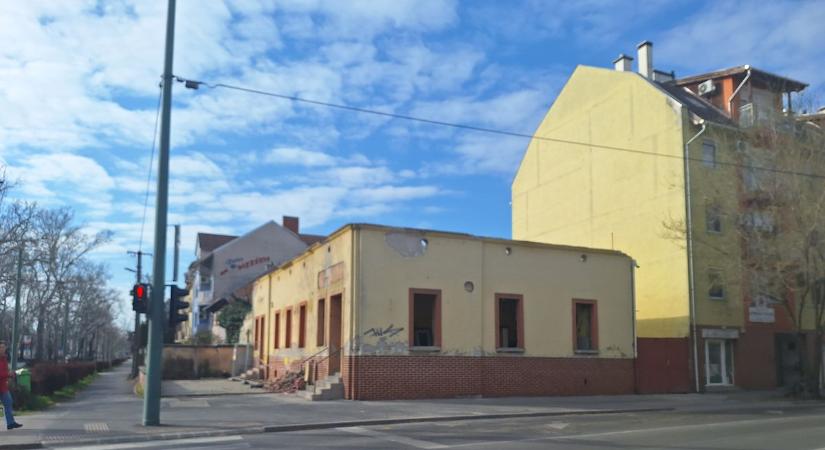 Csúszik a bontás, még mindig állnak a legendás söröző falai