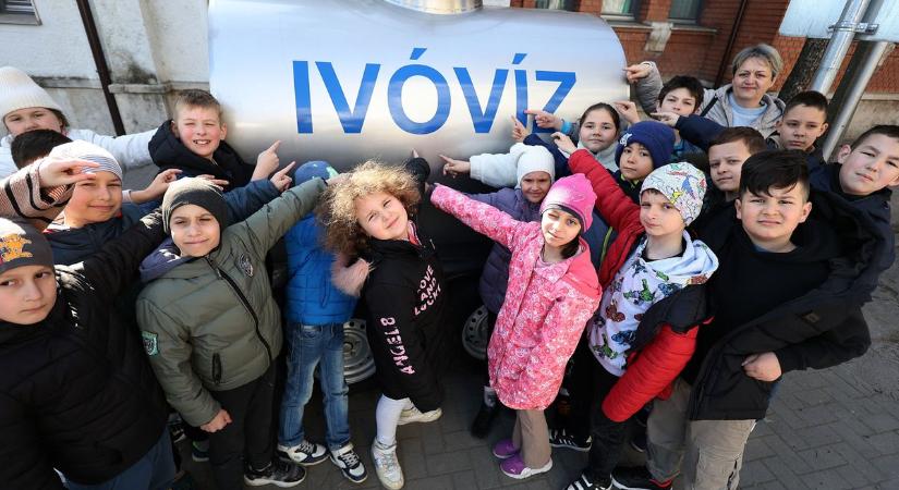 Kékbe borult a halasi főtér a víz világnapja alkalmából – fotók, videó