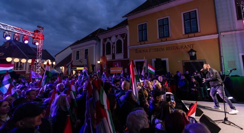 Nem először hangolta a közönséget Orbán Viktor előtt Gudics Máté