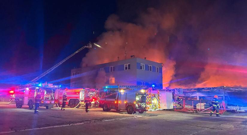 Terrortámadás gyanújával vizsgálják a pardubicei csarnoktüzet: Babiš a budapesti CPAC-ról fordult vissza