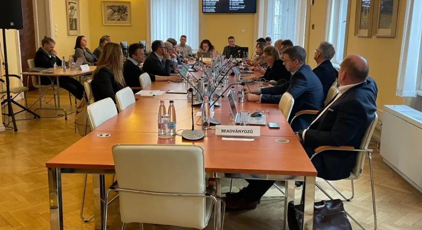 Elfogult választási hírek miatt megbírságolta a közmédiát a Nemzeti Választási Bizottság