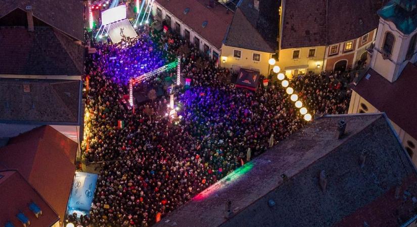 Orbán Viktor: Egyedül a nemzeti összefogás képes kívül tartani hazánkat a háborúból és megvédeni a magyarok pénzét (videó)