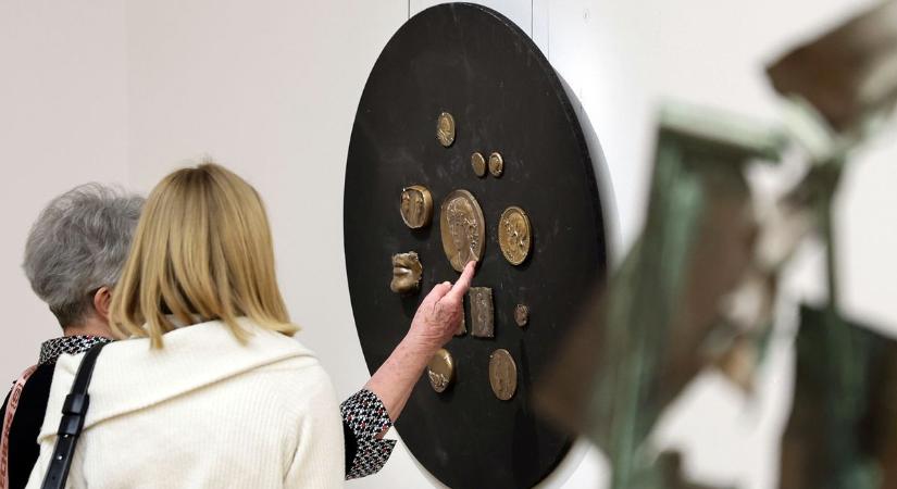 Célkeresztben a szív: Popovics Lőrinc szobrai nem mesélnek, mégis mindenkit megszólítanak