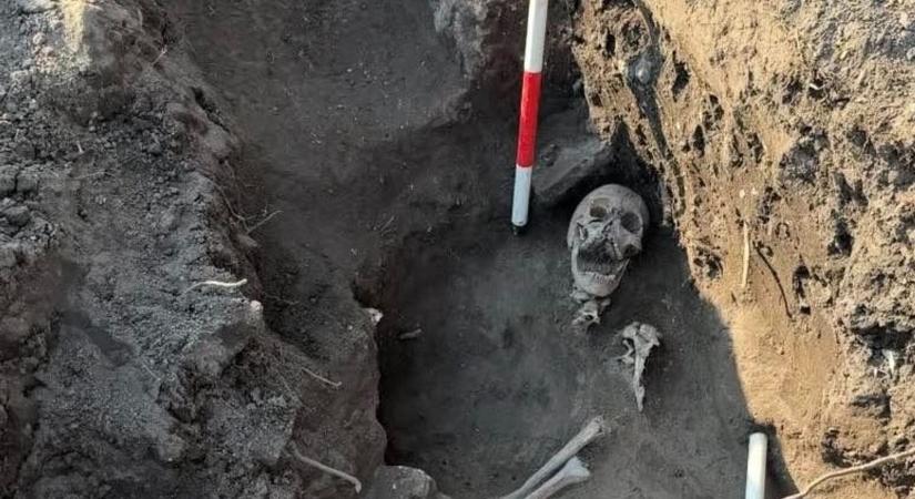 Hátborzongató lelet Szigligeten: betontömb alá temetett csontvázra bukkantak