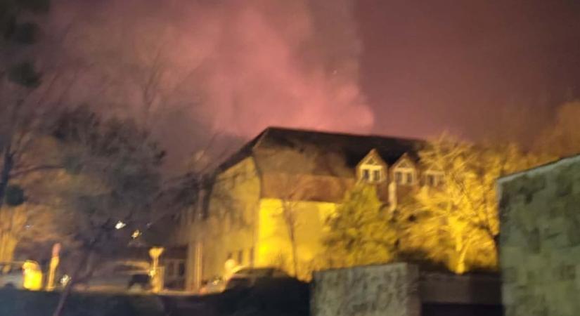 Lángoló házhoz rohantak a tűzoltók Tatabányán